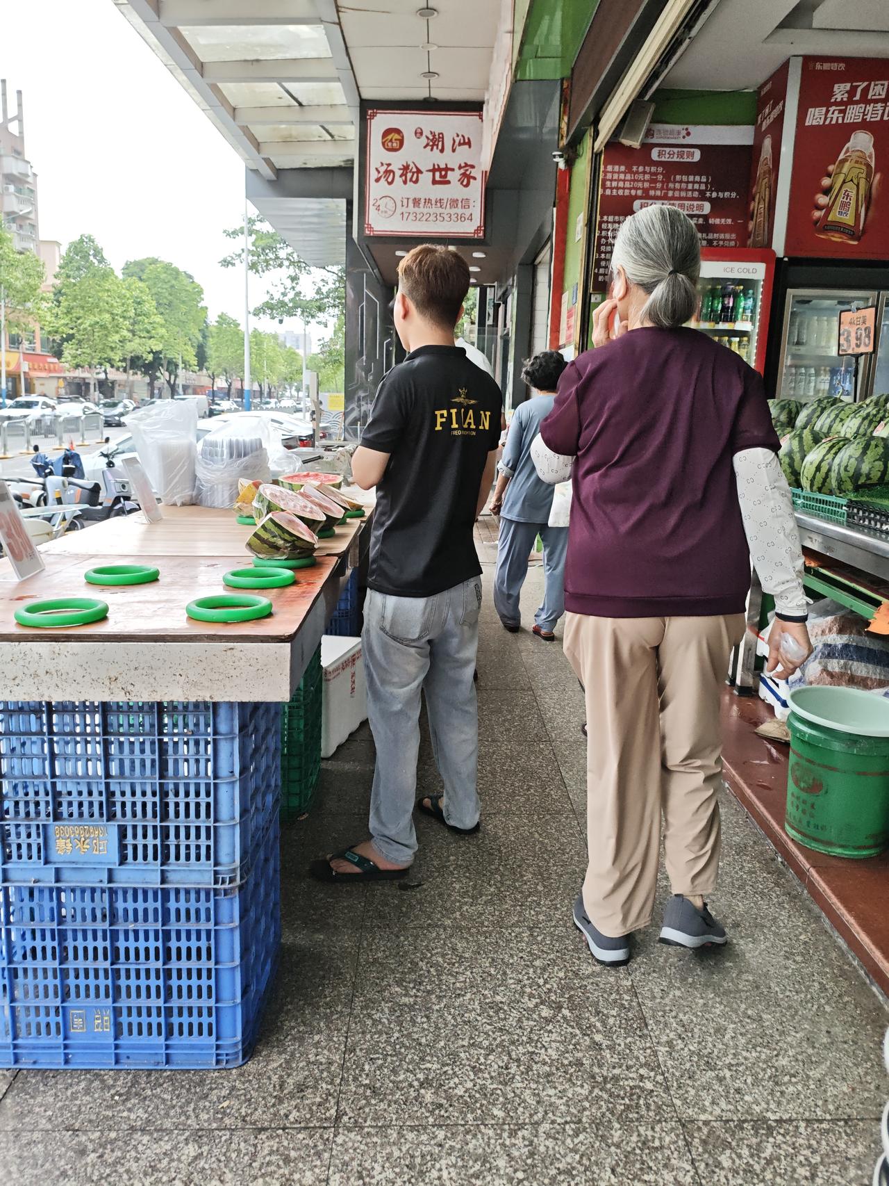 随手拍张照早上的超市很热闹，路口的临时摊位也很热闹，卖夏天衣服的，卖小吃零食的，