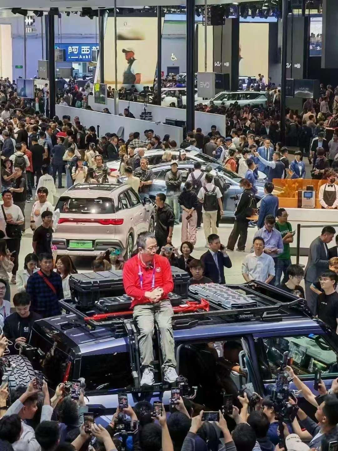 万万没想到，在北京车展上，既不造车也不会开车的360掌门人周鸿祎竟然成为顶流，热