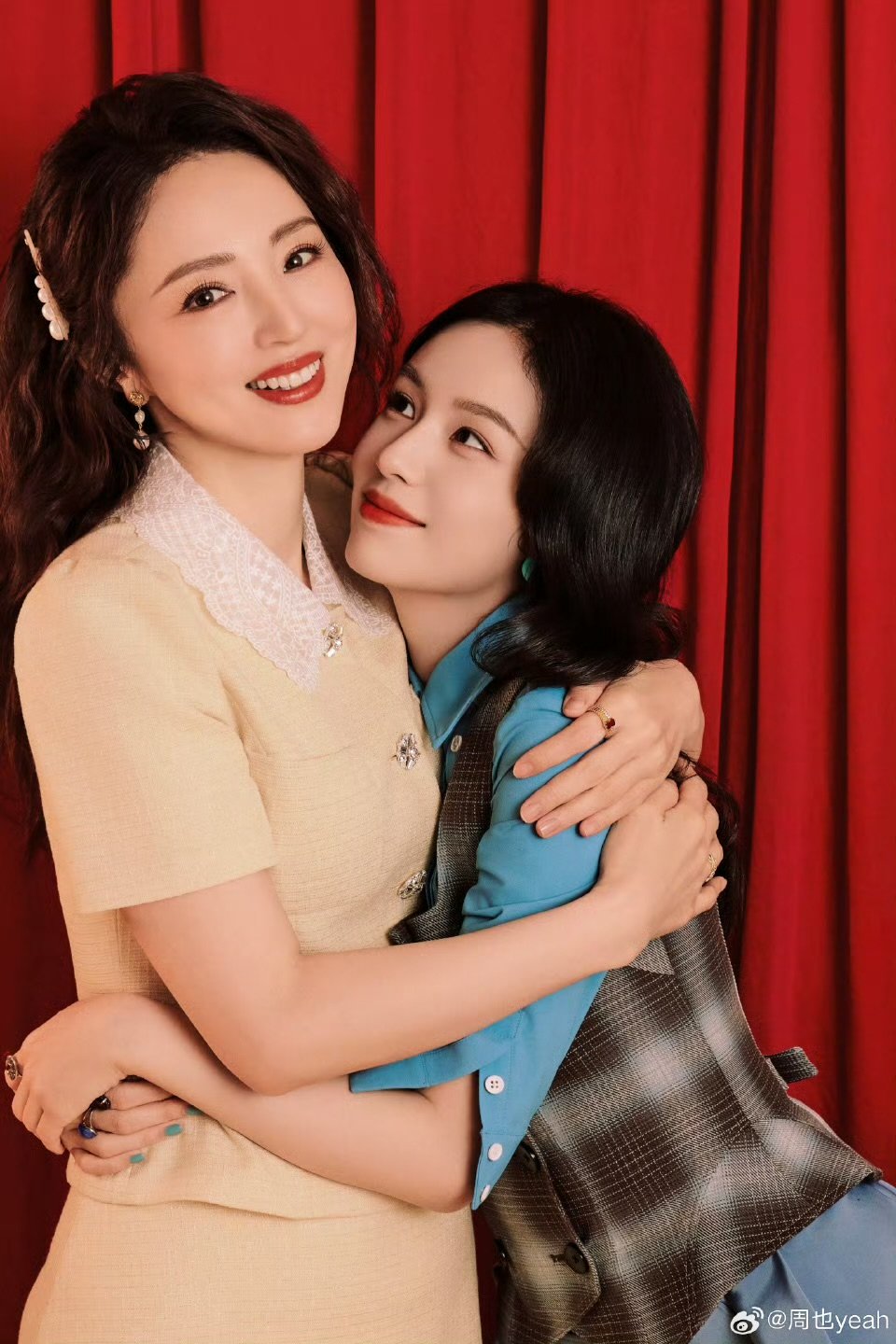 周也晒与董璇合照周也和妈咪董璇天下第一好 周也晒与董璇追剧团合照 
