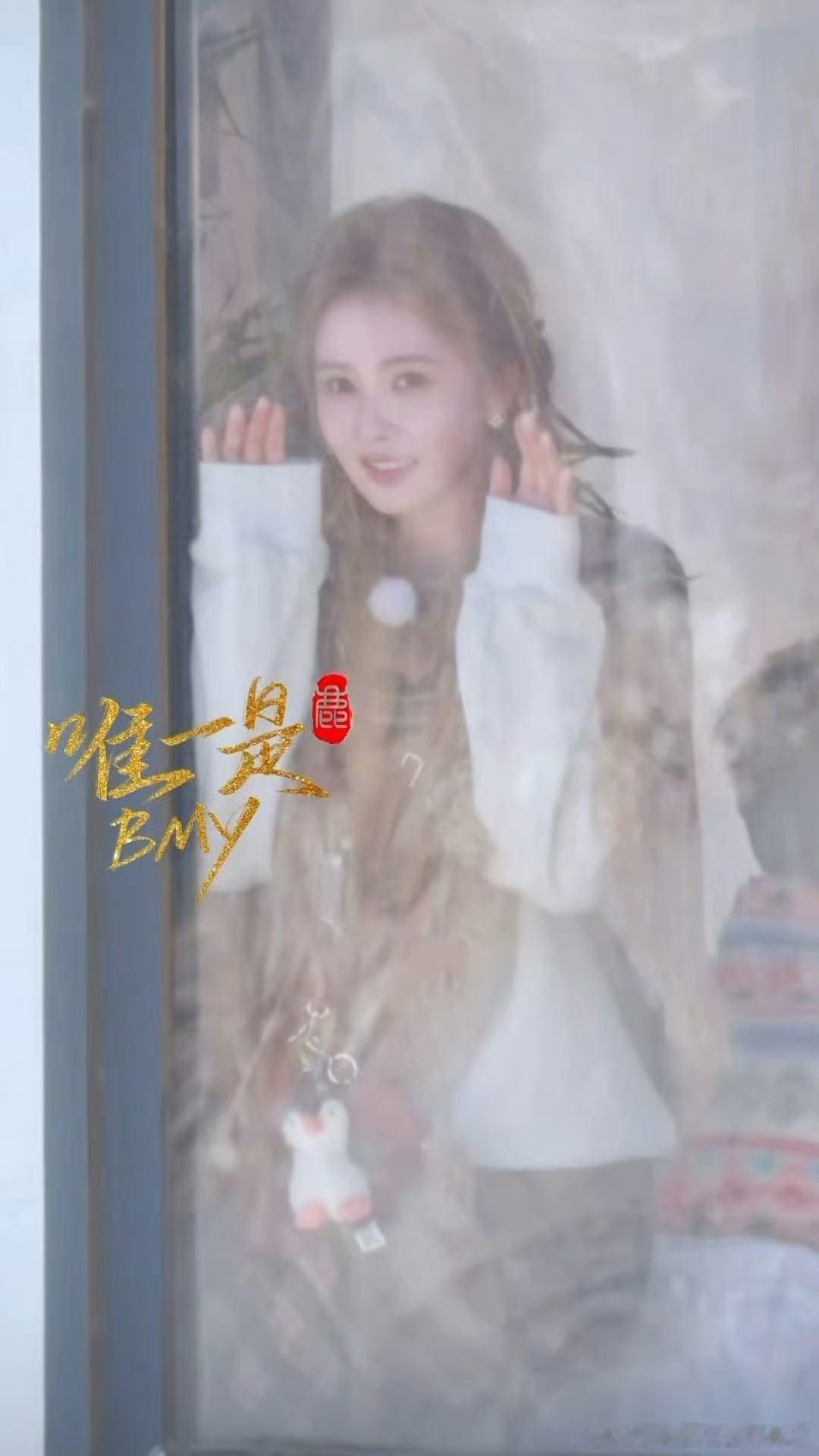 鹰眼上线～这个白鹿又趴窗户了！ 