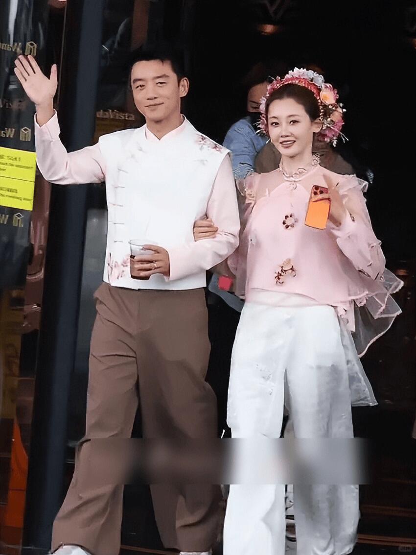 这是2026年5月《奔跑吧》泉州情侣特辑里的一个高甜细节，被网友刷屏：苗苗卡壳，