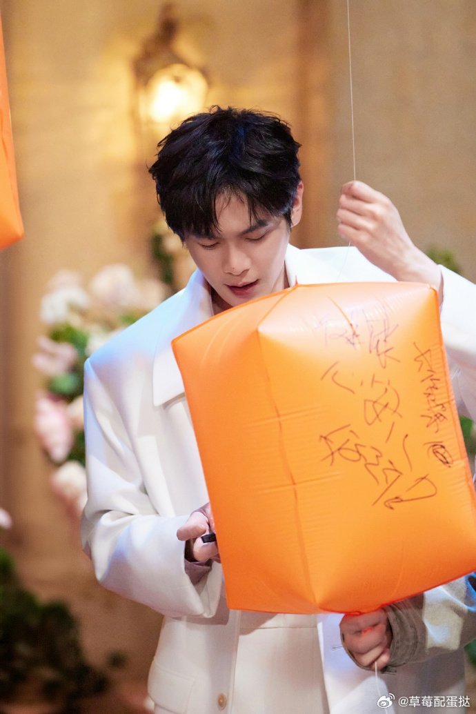 大侦探收官录制放天灯大侦探 大侦探十周年收官放天灯，寄语留存，让愿望随天灯越过万