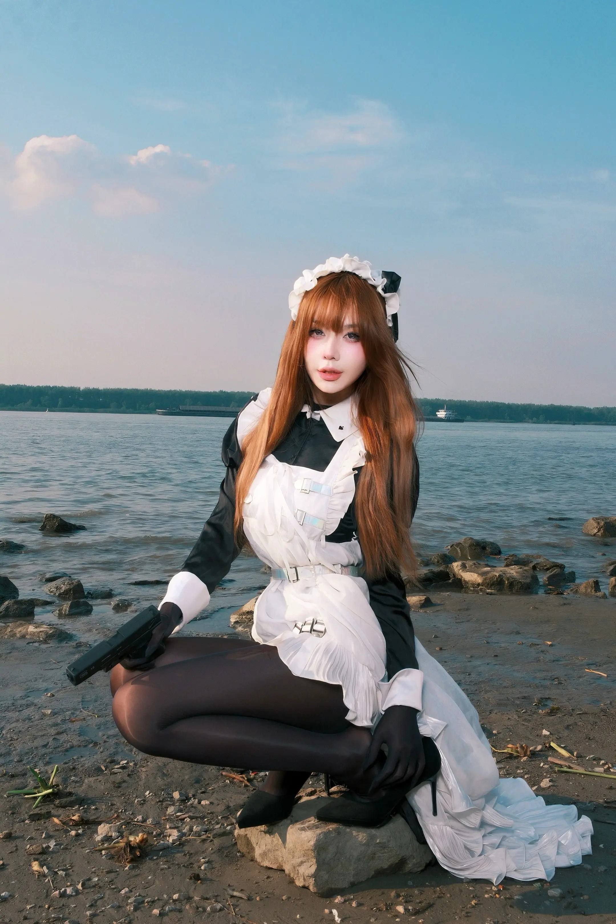 我爱有缺口的月亮，爱被共振的玻璃杯，我爱满是悲伤的日子，造就的那个活生...