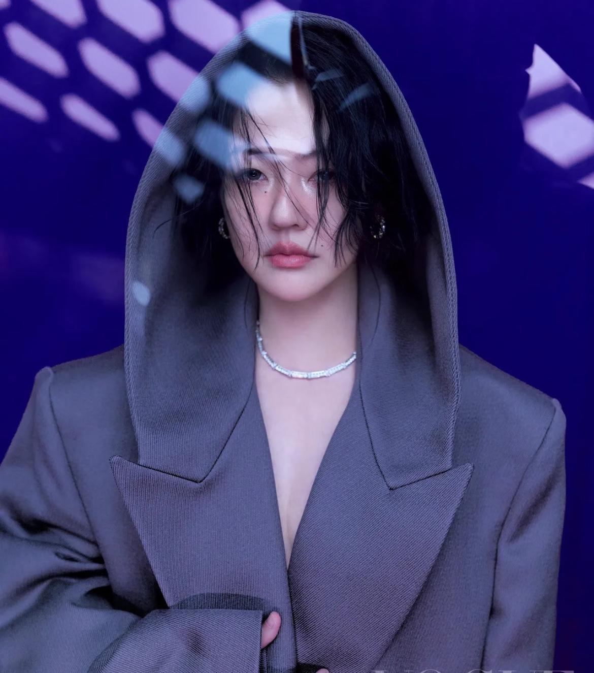 她们姐妹那么多年的感情，不需要我们这些外人来质疑。而且她们两姐妹在娱乐圈互相扶持