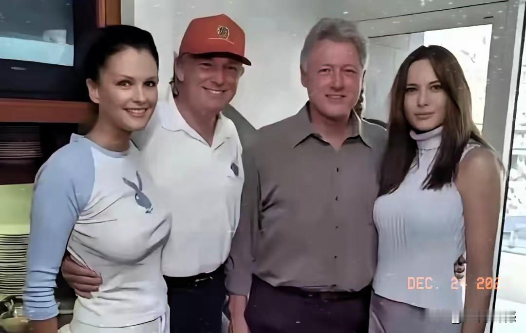 克林顿在很久很久以前，就和老特是很熟悉的，比如这张照片，就应该是很久之前拍摄的了