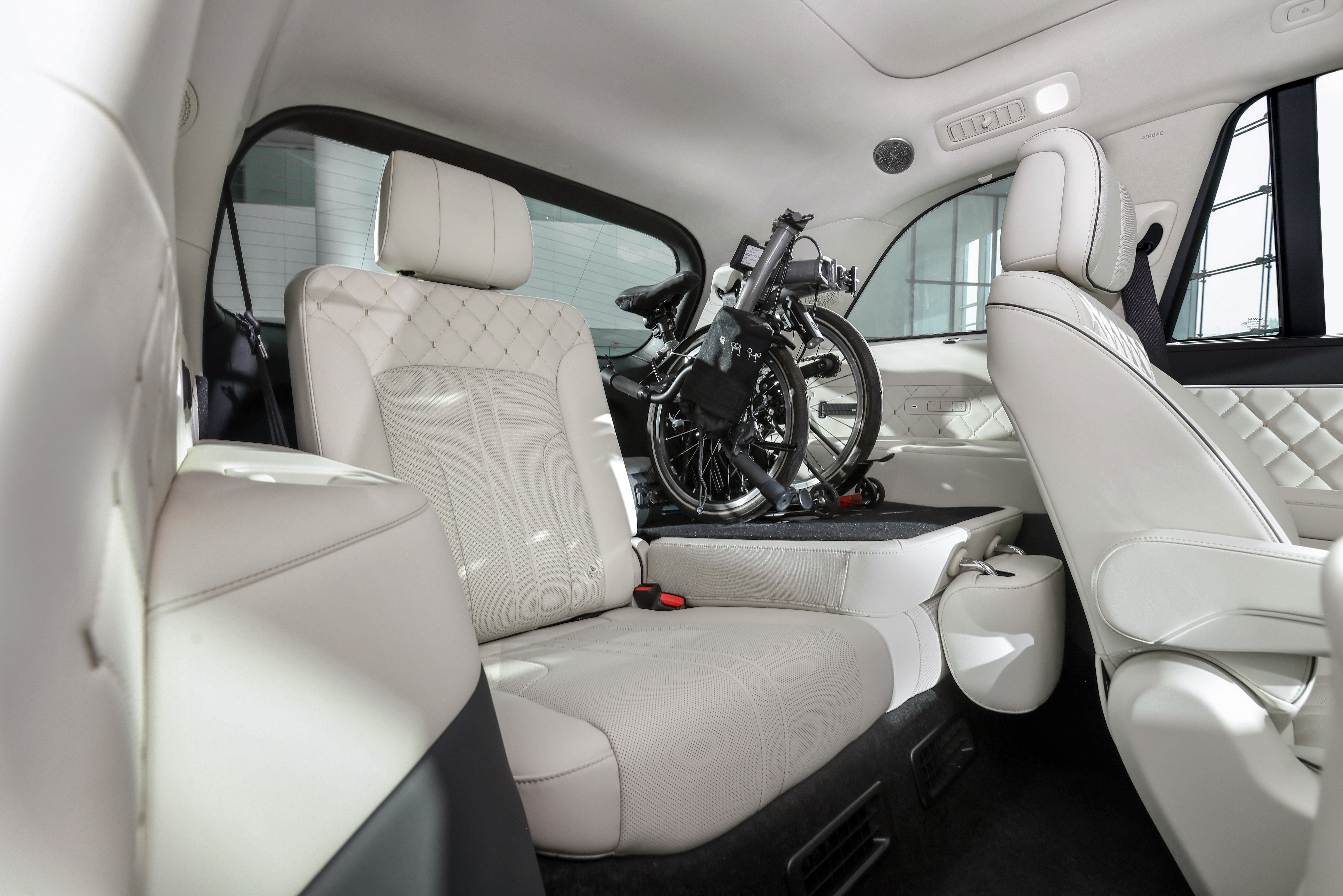 之前行业更多是在卷算力和硬件，但真正的问题在于系统之间不协同，导致体验存在“转译