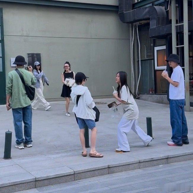 霍思燕一家与贾乃亮一家出游。霍思燕与杜江携11岁的儿子嗯哼，贾乃亮与前妻李小璐携