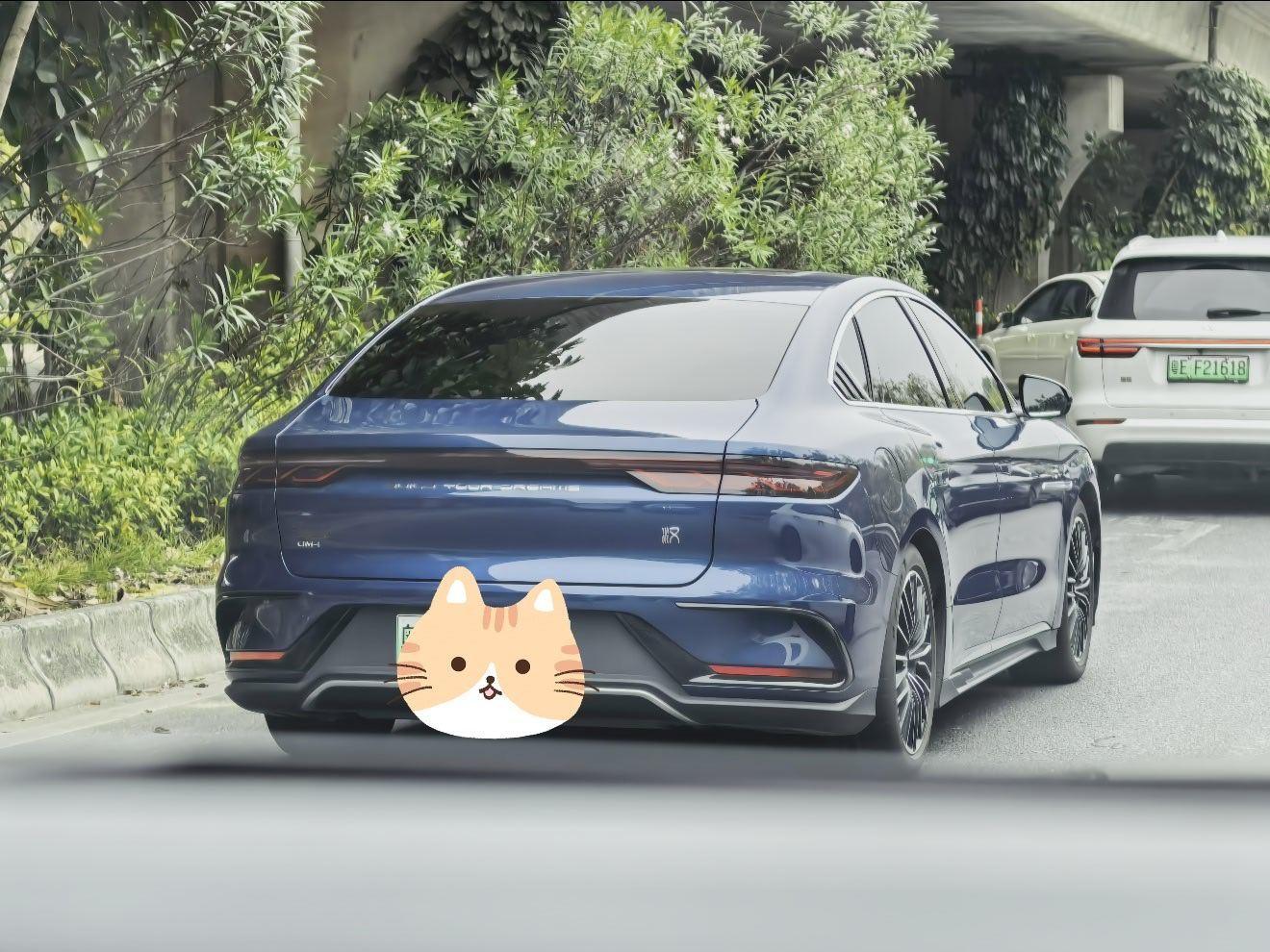 比亚迪汉这个蓝色，是我觉得蓝色系列里面最好看的。不接受任何反驳。 