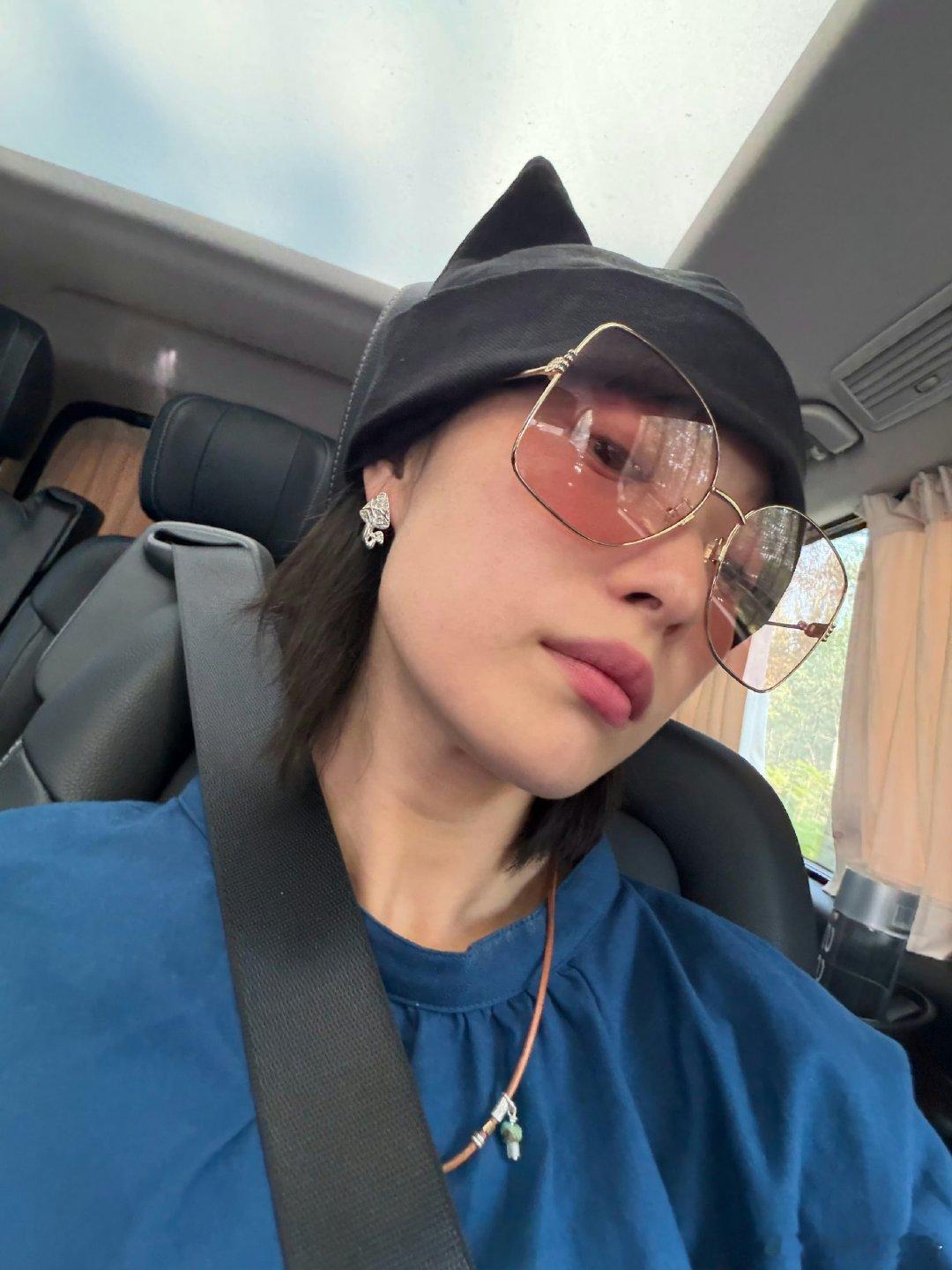 倪妮猫耳冷帽造型倪妮车内自拍live图 倪妮车内自拍live图，看她仰着头，透过