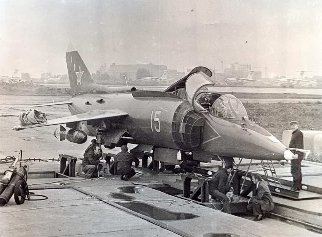 20世纪80年代前半期一架雅克夫列夫设计局的Yak-38垂直起降战斗机正在茹科夫