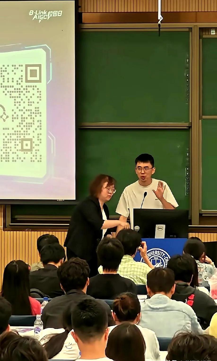 最近，耿同学被吉林大学接回了自己的学校，他参加了校园活动，并且上台进行了讲话。