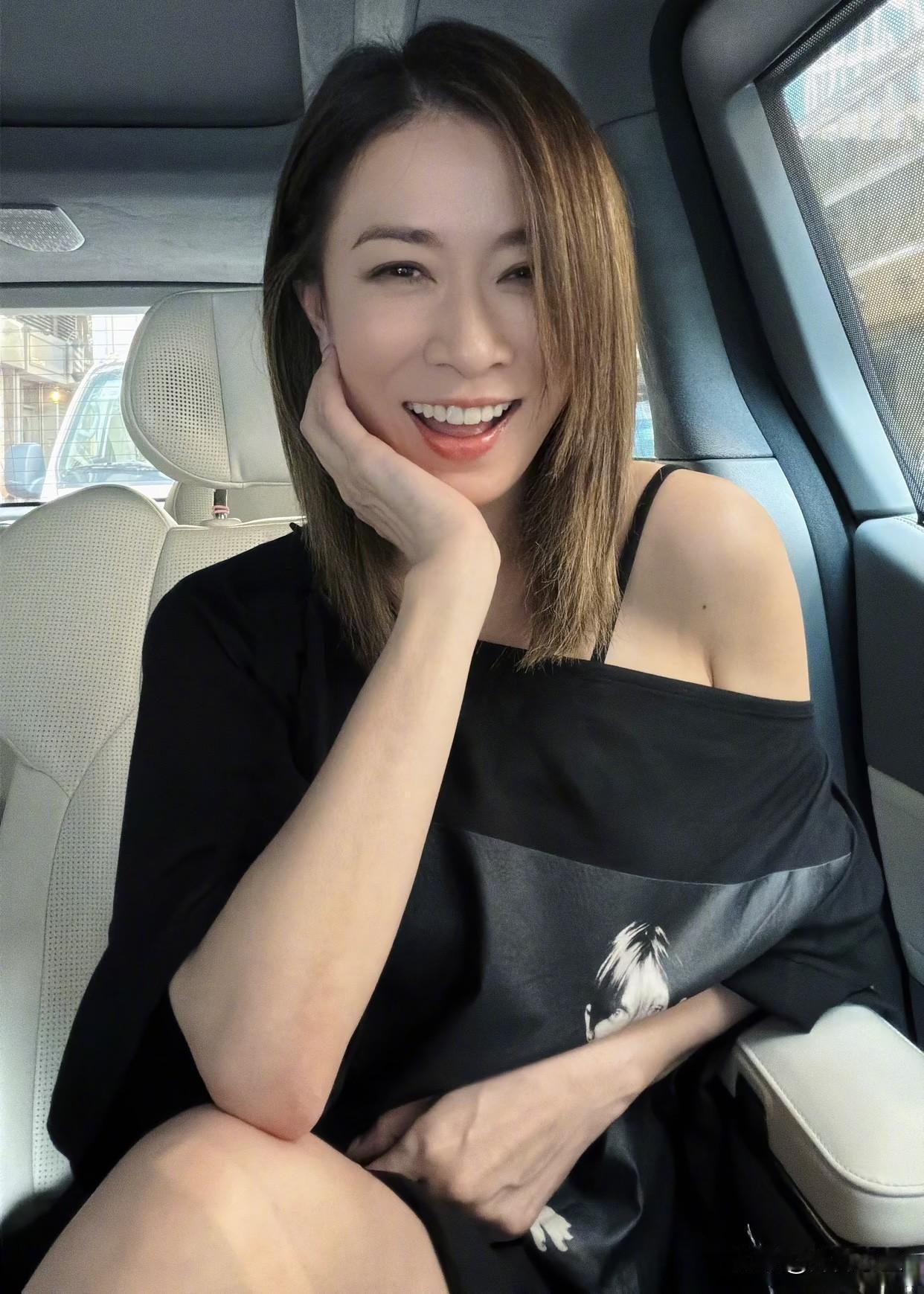佘诗曼车内自拍照好心情！

一身黑色露肩上衣，衣身印着人像图案，随性又不失时尚感
