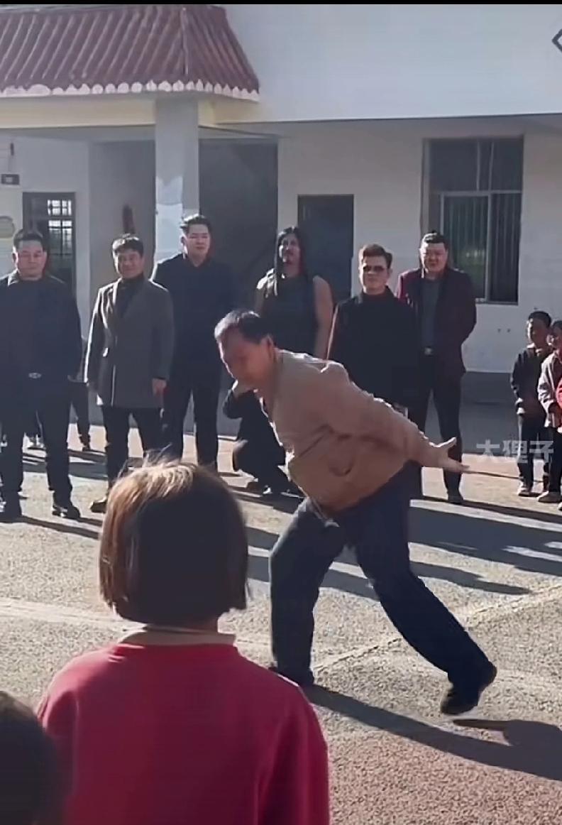 70岁老头儿还在台上耍闪电五连鞭，台下小伙儿一冲上去，保安赶紧拽走。
他不练实战