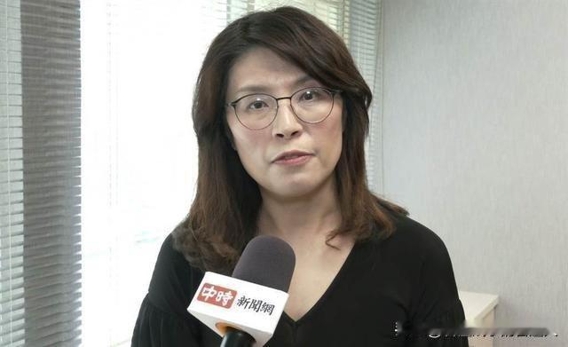 郑丽文在台上连喊两遍"对不对"，数百人的会场静得能听见风声——这个画面，比任何政
