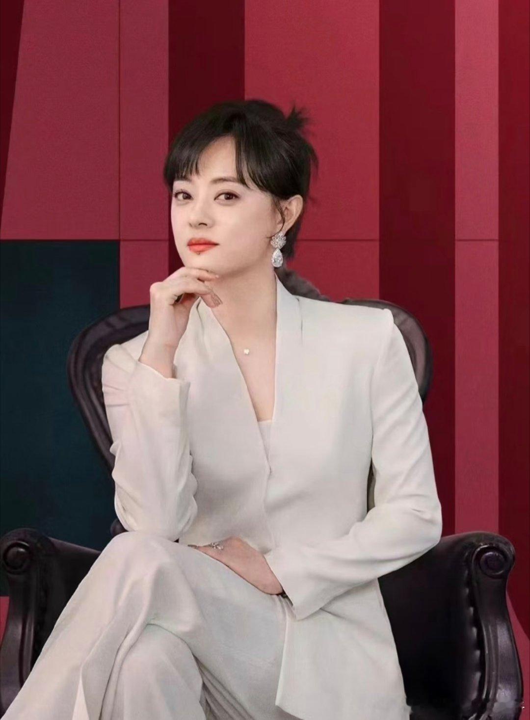 孙俪新功课练行草孙俪练行草 孙俪分享新功课，书法老师让她开始练行草了 