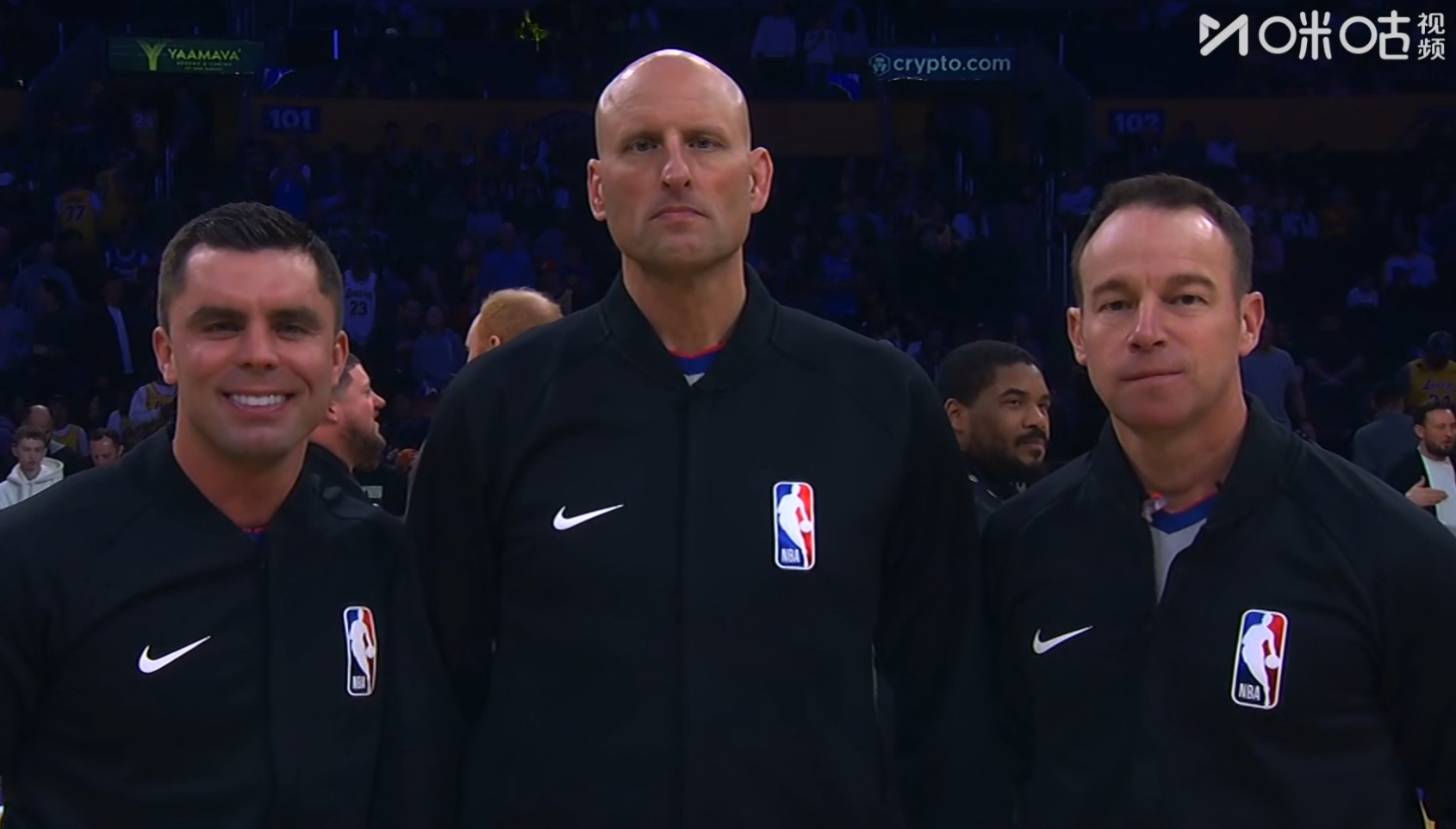主裁判Josh Tiven（右一），本赛季执法湖人比赛2胜2负，执法雷霆3胜0负