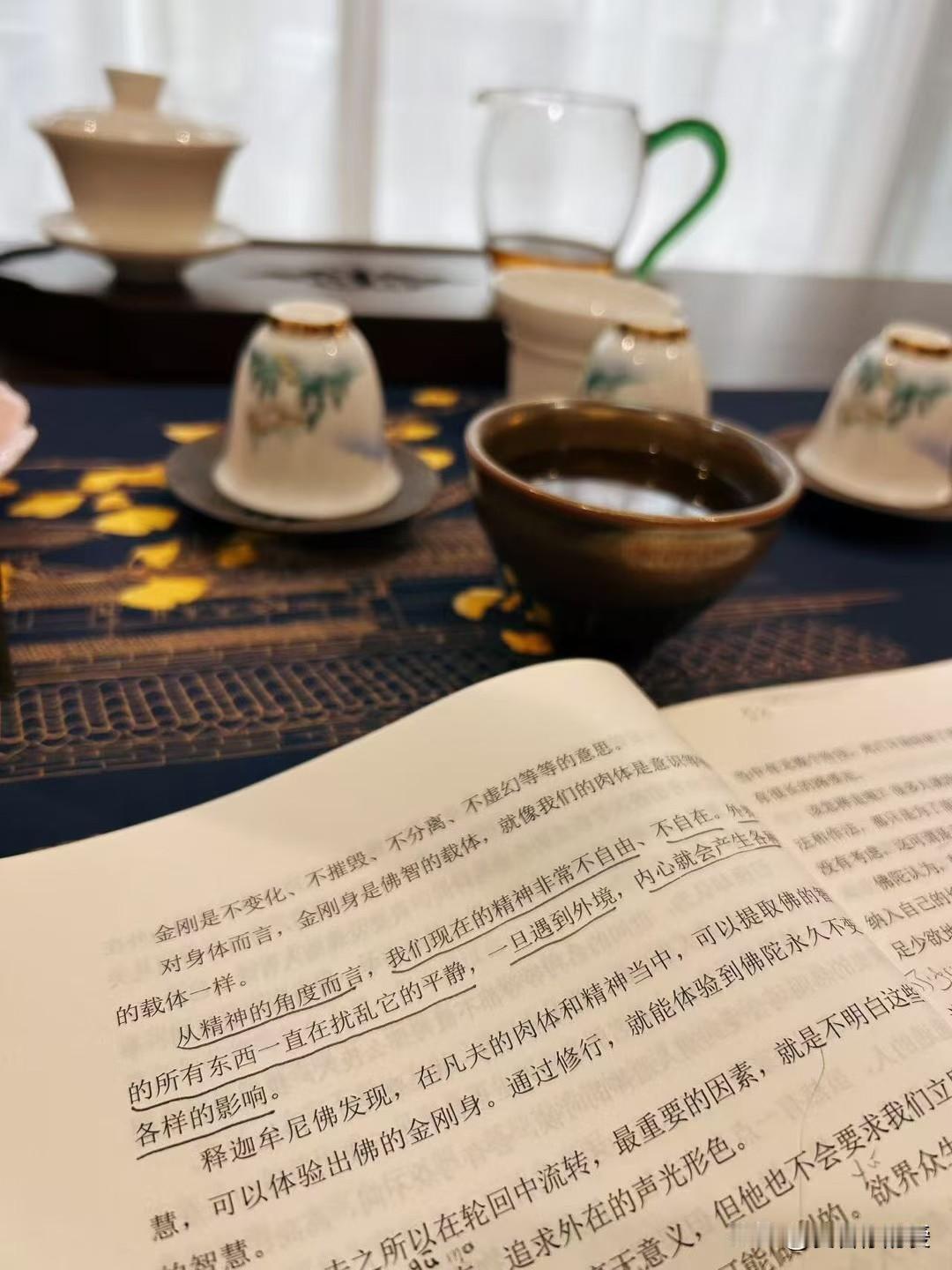 茶养魂，每天泡一杯淡绿茶，看着茶叶在水中舒展，清香四溢，心情也跟着平静下来。就像