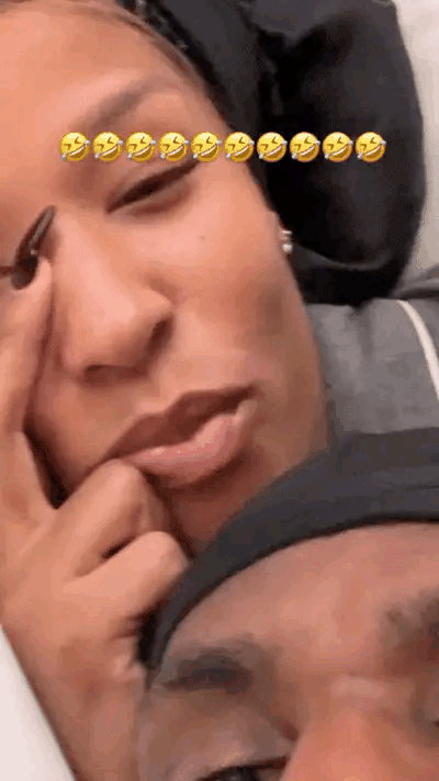 湖人巨星詹姆斯真是一个幸福的老男人！今天詹姆斯更新社媒，晒出了自己和妻子在床上的