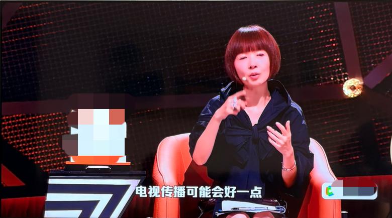我有一个疑问，
鲁豫有约的这个主持人，
好像这个发型有20年没变了，
一直显得这