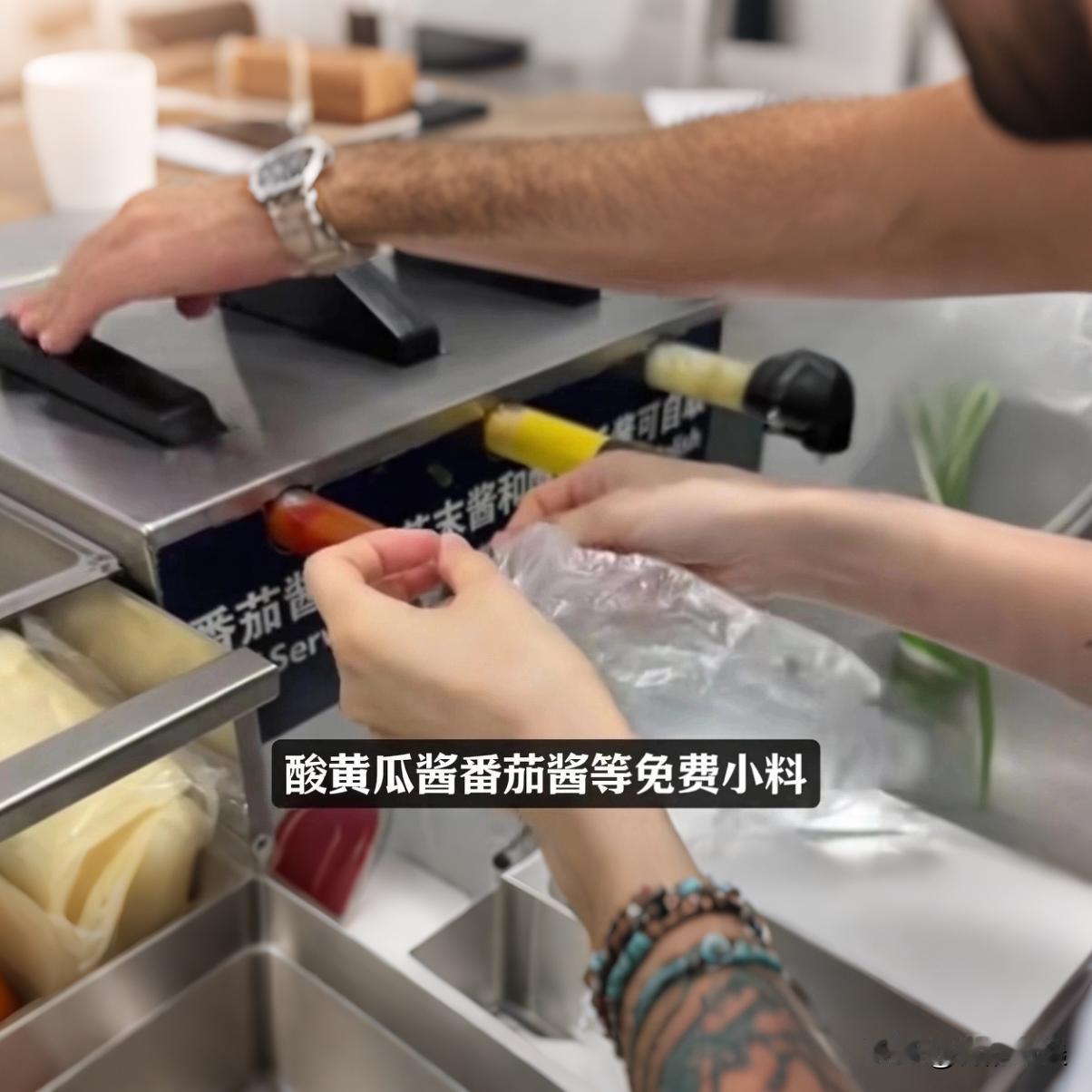 山姆酱料机前，有人直接用塑料袋“进货”了！全网看傻眼！

朋友们，见过薅羊毛的，