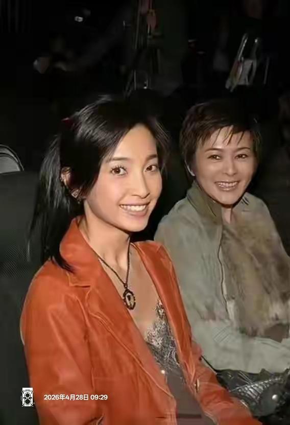 两位女士坐在一起微笑。一张宝贵的素颜照，那时候真年轻。认识这二位的年龄也不小了，