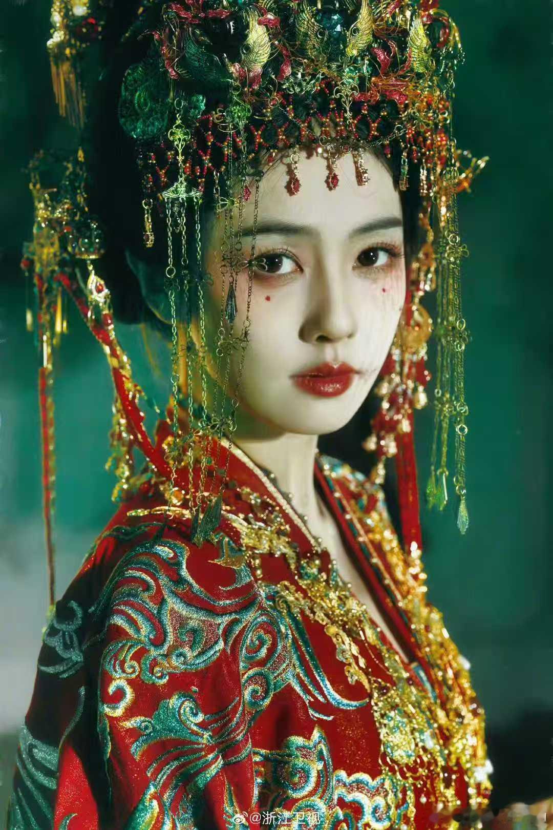 浙江卫视力挺白鹿唐宫奇案 唐宫谜案明日👖揭秘！白鹿演绎李佩仪刚柔并济，抽丝剥茧