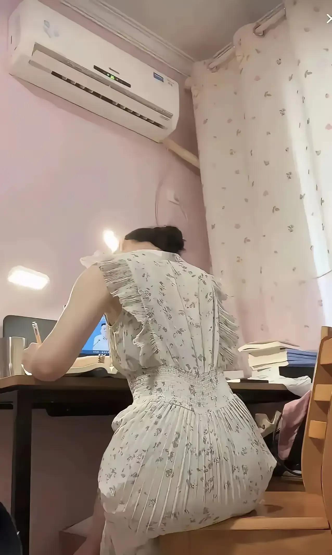 专注为笔，汗水为墨  
认真学习的人，以专注为笔锋，在知识的疆域精耕细作。他们不