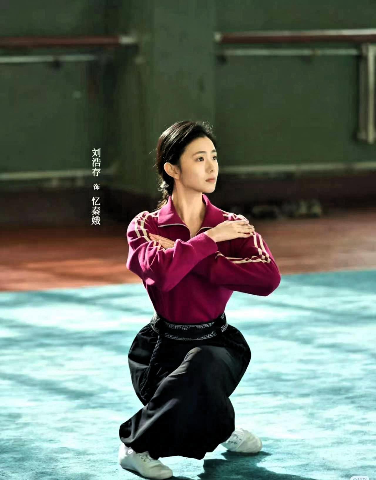 为了证明自己还是个处女，忆秦娥这事干得真叫一个憋屈。
 
只因同行楚嘉禾随口一句