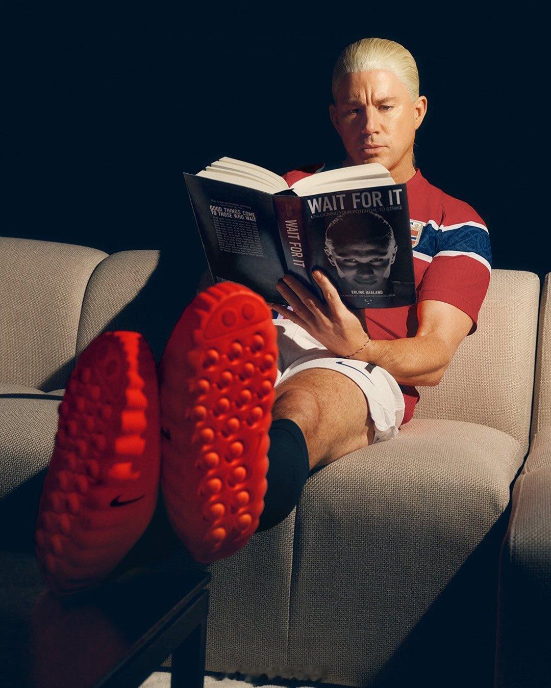 Channing Tatum 出镜 Nike Mind 001 新配色。手里抓着