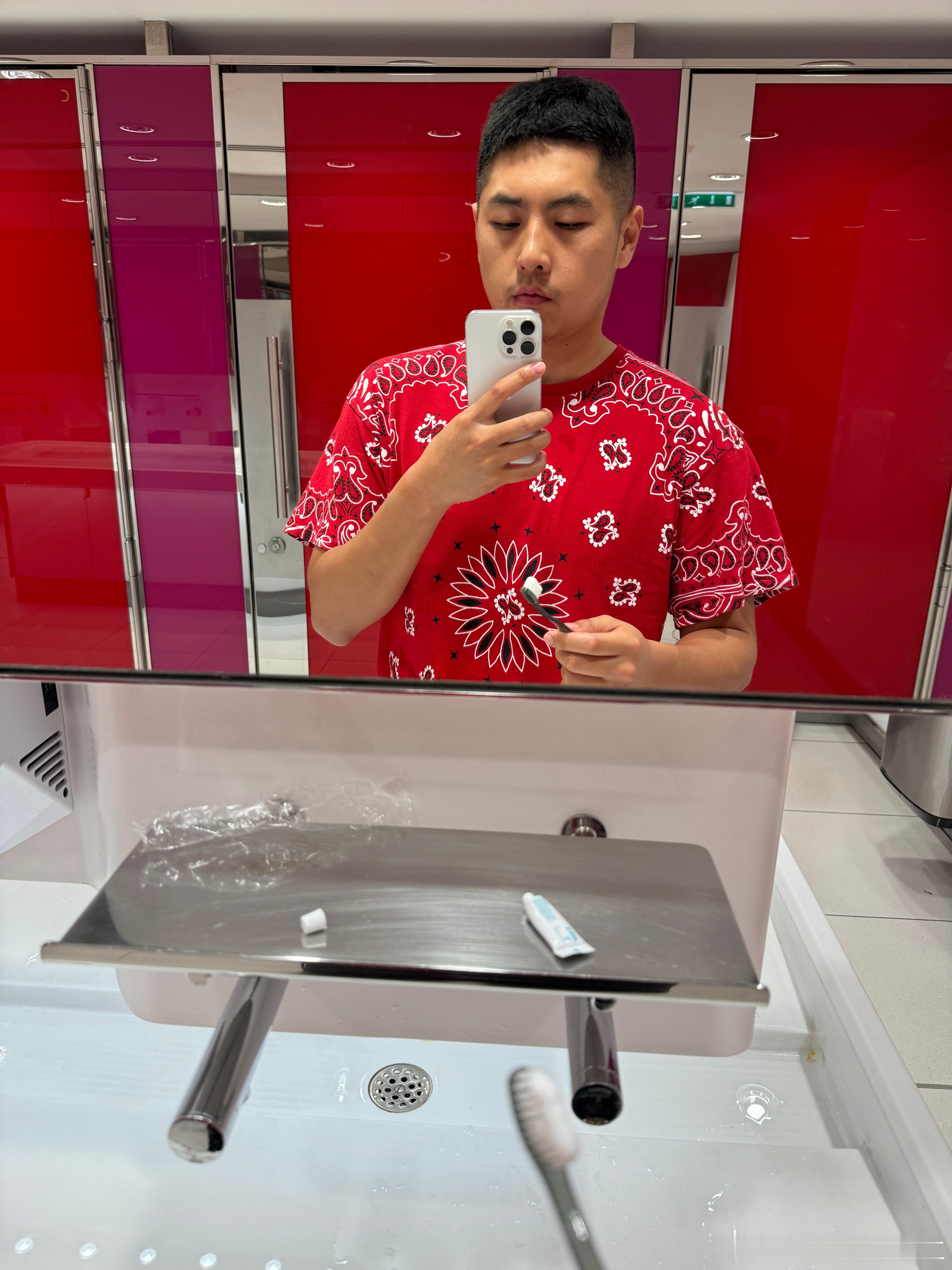 在戴高乐机场厕所刷牙，等飞机去阿姆..  ​​​
