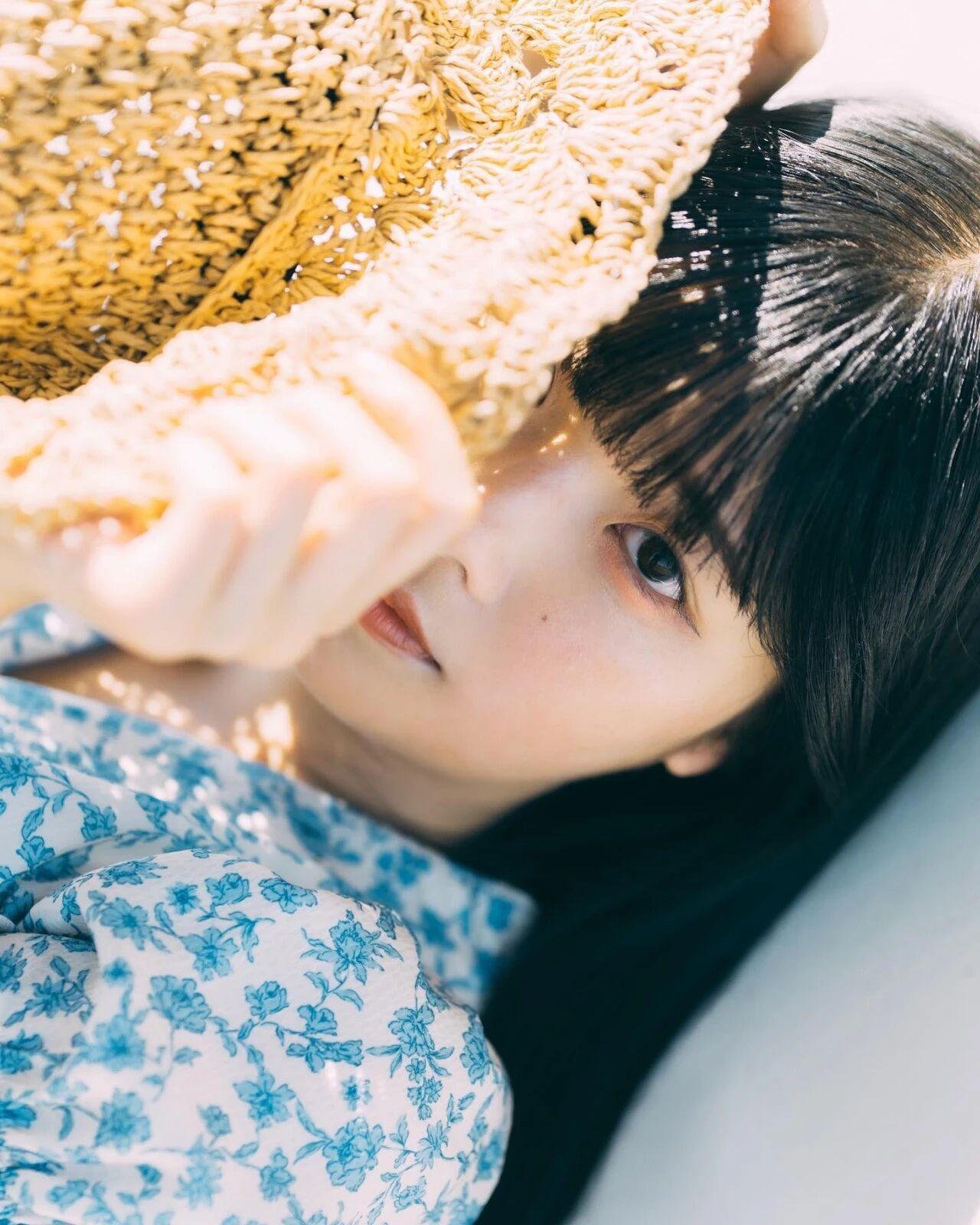 小日子的摄影作品赏析》各种穿搭风格系列》阳光洒落，繁花似锦，少女轻抚发丝，温柔如