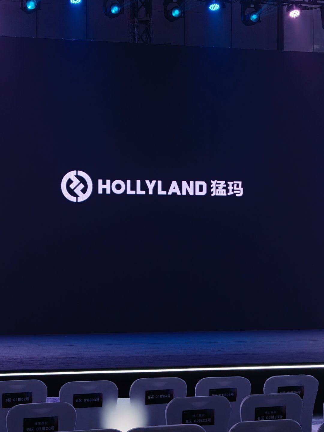 嘀，发布会体验卡。闪现一下猛玛的秋季新品发布会。猛玛可能有的朋友不熟悉，但如果你