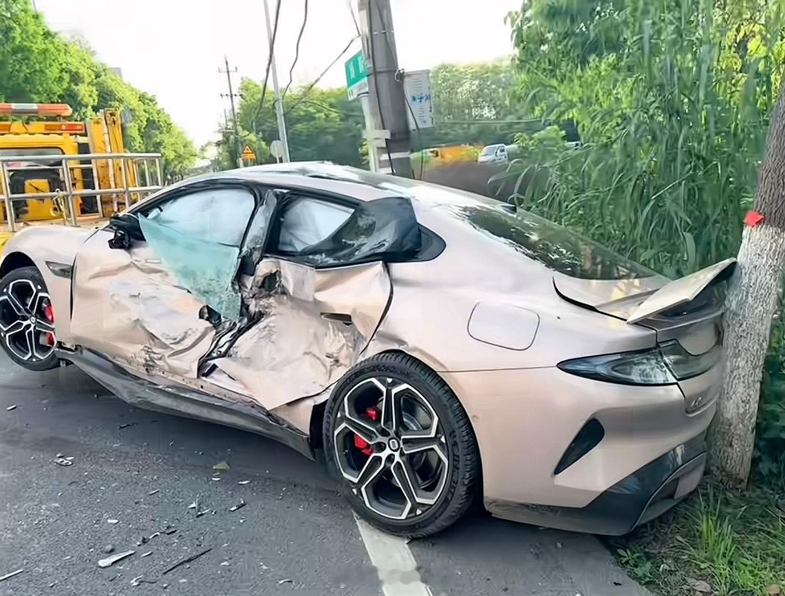 小米su7撞了，车主分享出来吗，没有想到还被限制了。无论怎么说，好的产品会自己说