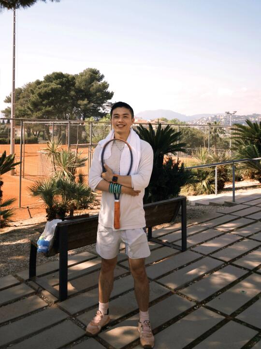 在半山腰打红土是什么体验？戛纳网球场推荐