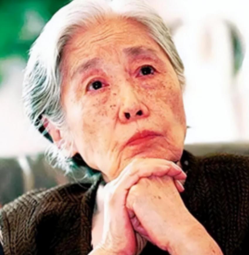 2006年，王光美因病去世。临终前，她突然向女儿刘亭抱拳作揖，虚弱地说：“女儿，