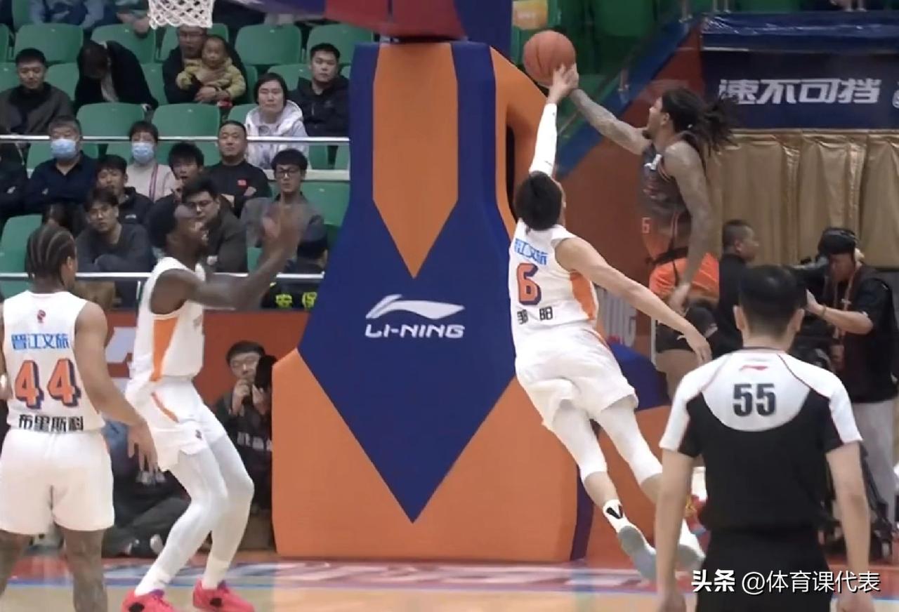 邹阳半场6中6得14分，斯蒂尔再次表现出色砍15+4，福建男篮客场领先山东3分进