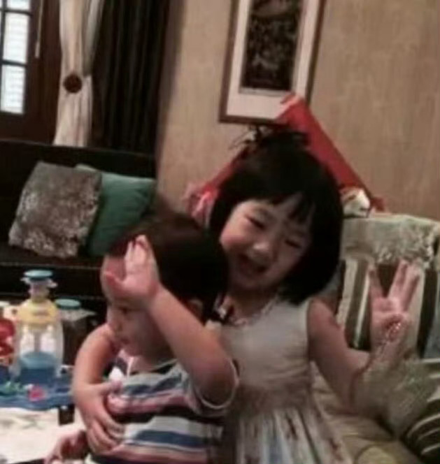 #甜馨neinei十年后同框# 居然都已经10年了吗，好快呀！感觉甜馨neine