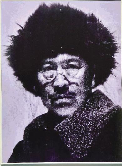 铁丝从大拇指缠进去，另一头从锁骨穿出来。1937年，67岁的戴万龄被日军用这种方