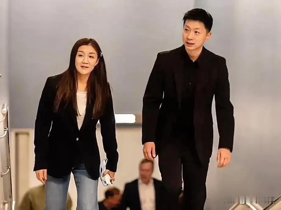 马龙的气质真是优雅，无论怎么拍他都很帅气。陈梦挺漂亮的，气质也很好，两人同框形象