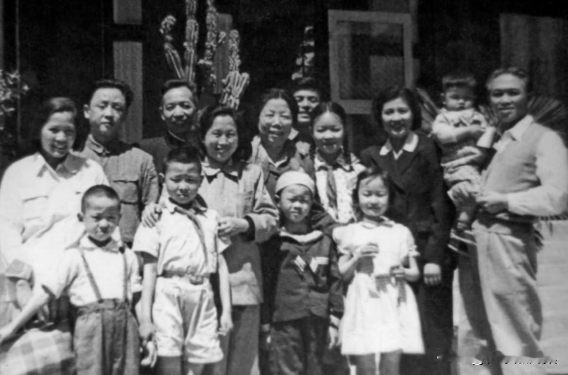1953年夏，邓颖超（后排左五）在颐和园听鹂馆和老战友及子女合影。邓颖超虽然没有