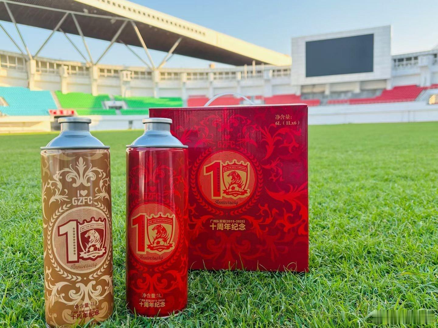 马年将至，大家亲朋好友欢聚之时，可选择广州队亚冠十周年纪念啤酒，这款是精酿白啤，