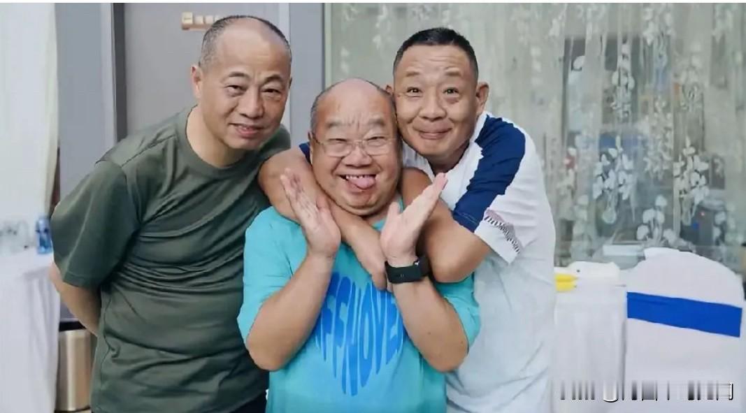 2025年，这是胖东来创始人于东来与新东方俞敏洪、物美集团创始人张文中在望月楼胖
