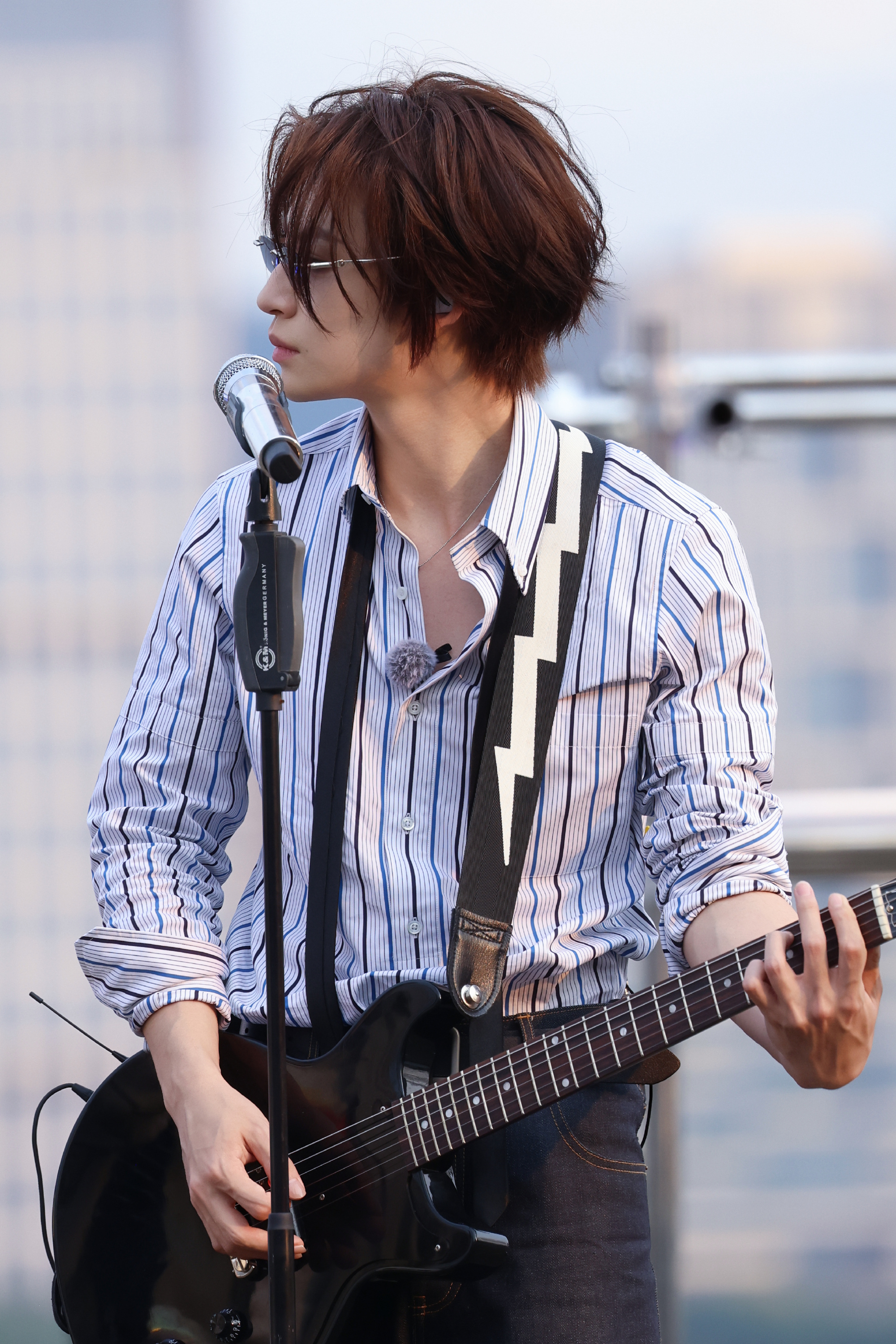 小鬼拱火拱到自己身上小鬼被姚晓棠的鸡翅打了 张星特放下鸡翅的样子像吃到难吃又不好