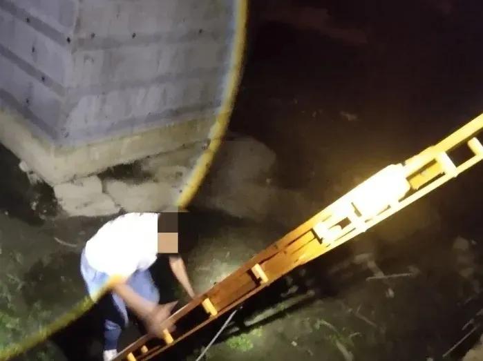 9月4日凌晨，回民区成吉思汗西街厂汉板大桥附近一男子被困于河道内，报警后被公安民