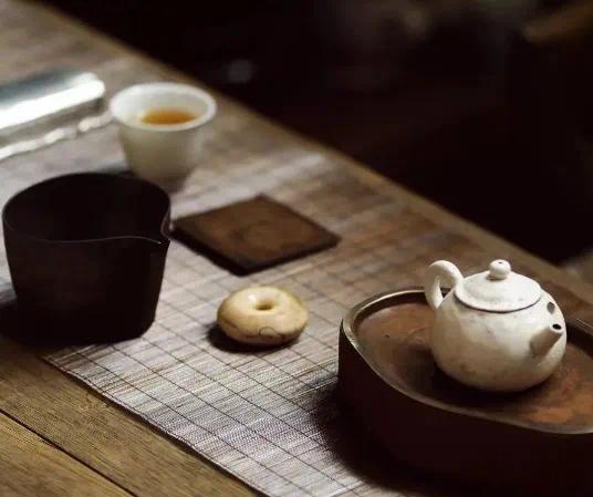 空枝·默斋主人原创自由诗你翻遍通讯录像翻一座空了的鸟山每一根枝丫都记得风没有一根