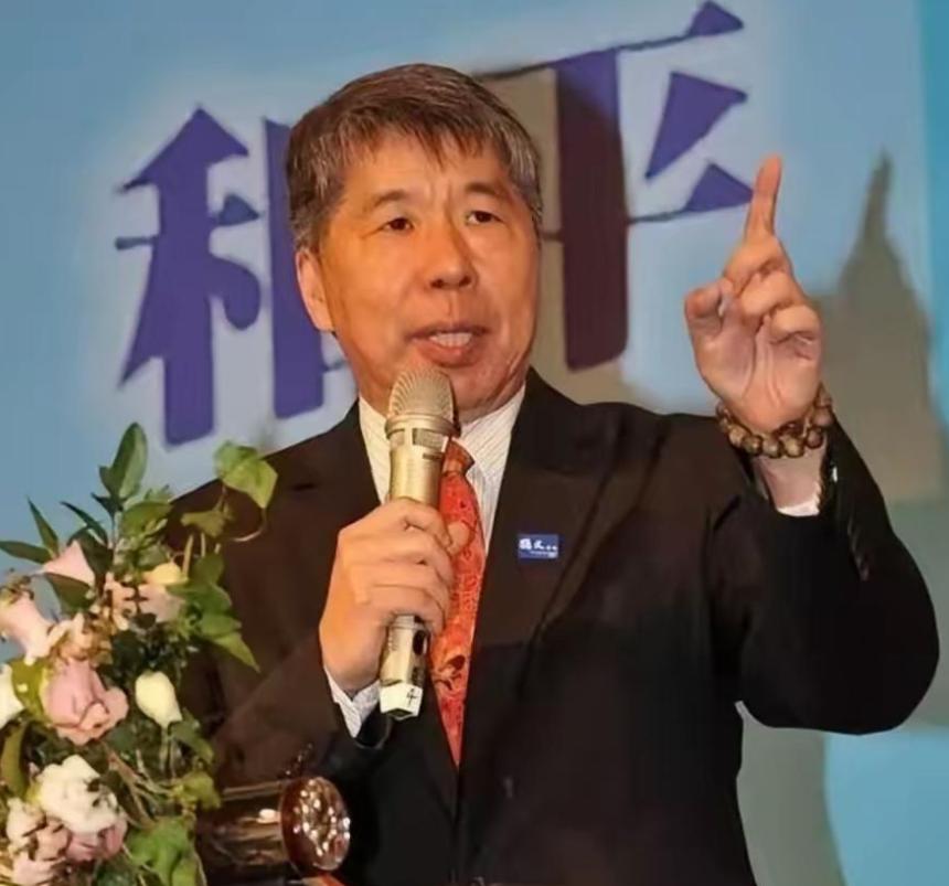 北京香山论坛上，唯一受邀的台湾学者一开口就语惊四座： 张亚中站上讲台第一句话就是