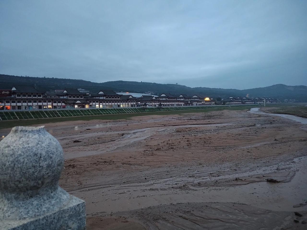 大雨后，浑水改变了河床，好多石头被冲出。这些新出现的石头中，有一种特别美的石头—