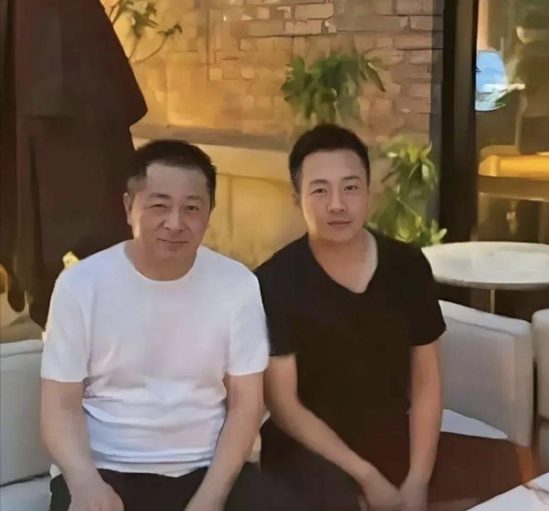 汪小菲的父亲汪则翰，每月能领5万元生活费，19年从未间断。张兰曾在直播里半开玩笑