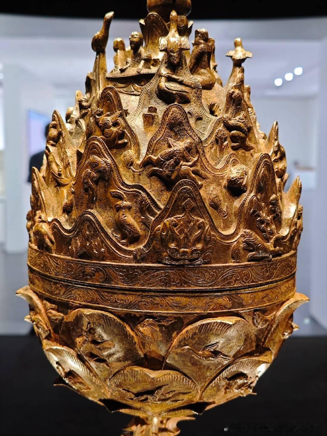 #白衣刷展# 扶余国立博物馆的最重要的一件文物：百济鎏金博山炉，尺寸惊人！细节丰