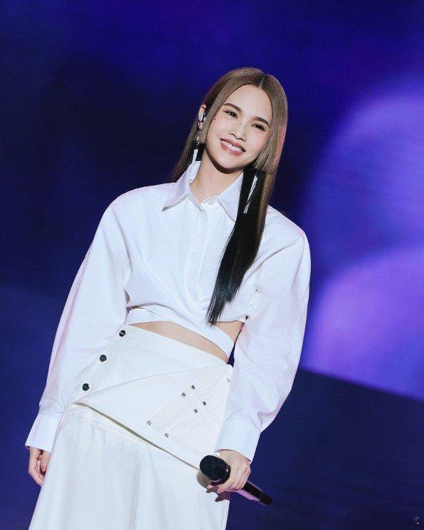 台灣女星楊丞琳同潘瑋柏一向都老友鬼鬼，不過近日兩人在參加同一音樂騷，楊丞琳在跟粉